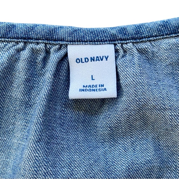 Old Navy Women’s Denim Sleeveless V-Neck Ruffle Neckline Button Front Top Size L - Picture 7 of 8